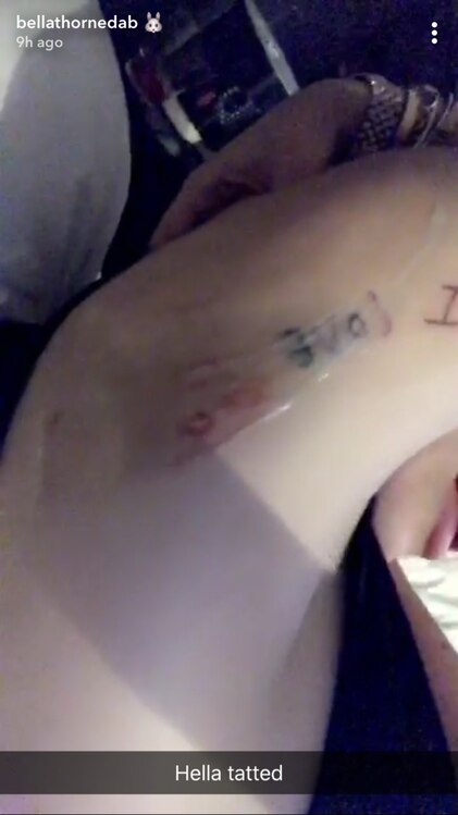 Bella Thorne tatuaje arcoíris