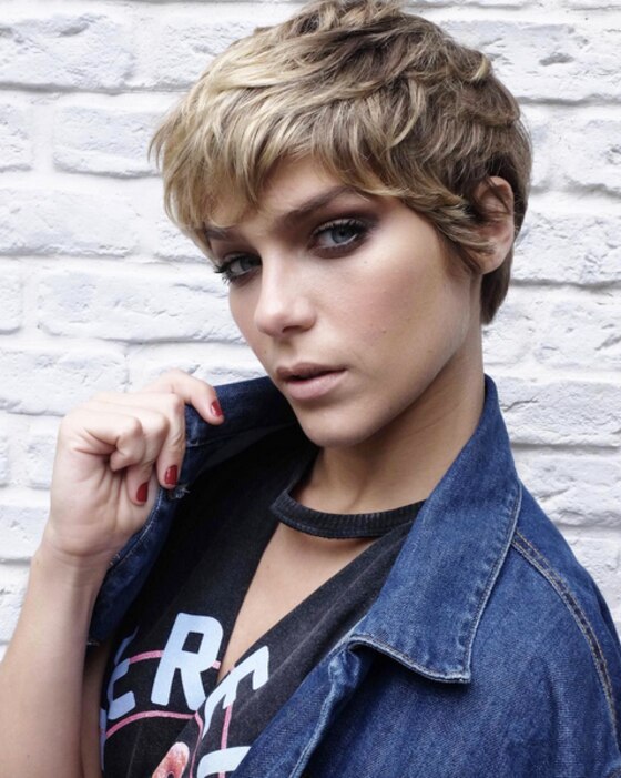 Isabella Santoni exibe novo visual com tranças em Bali