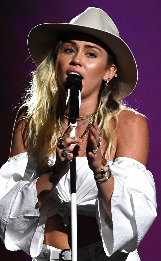 ESC: Miley Cyrus, 2017 Billboard Music Awards ESC: Miley Cyrus, 2017 Billboard Music Awards