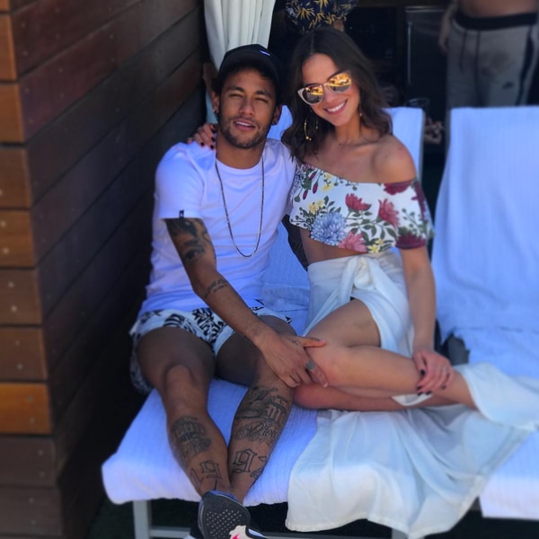 Neymar curte foto de beijo com Bruna Marquezine e leva fãs à loucura
