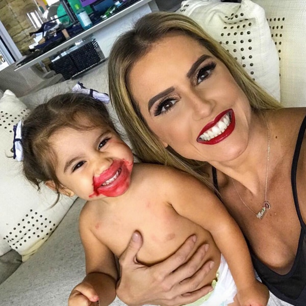 Deborah Secco se derrete pela filha Maria Flor com a boca borrada de batom