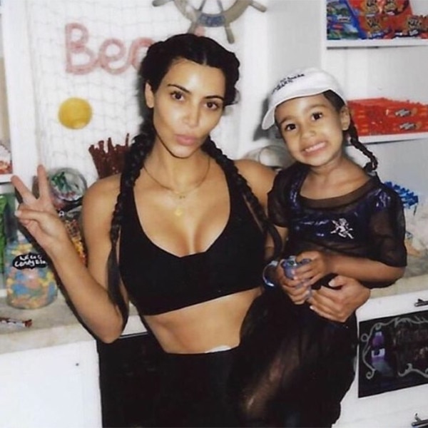 Kim Kardashian se explica após North West usar vestido com corset