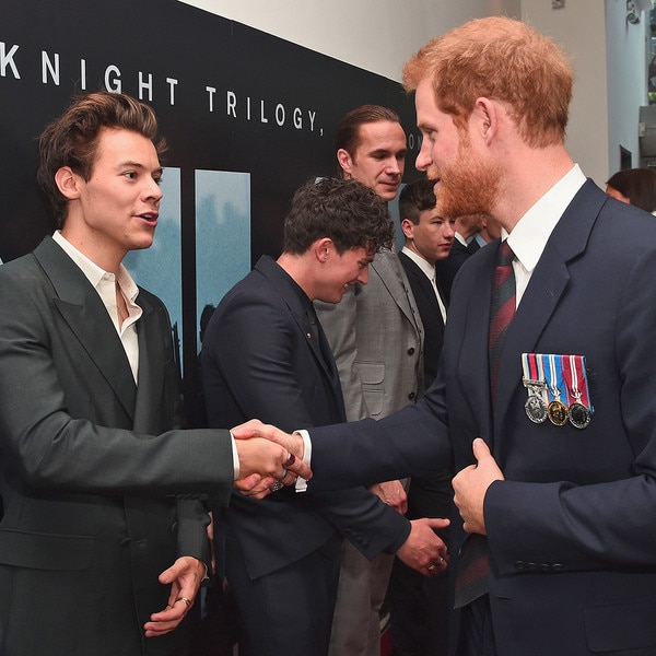Harry Styles e príncipe Harry se encontram em tapete vermelho