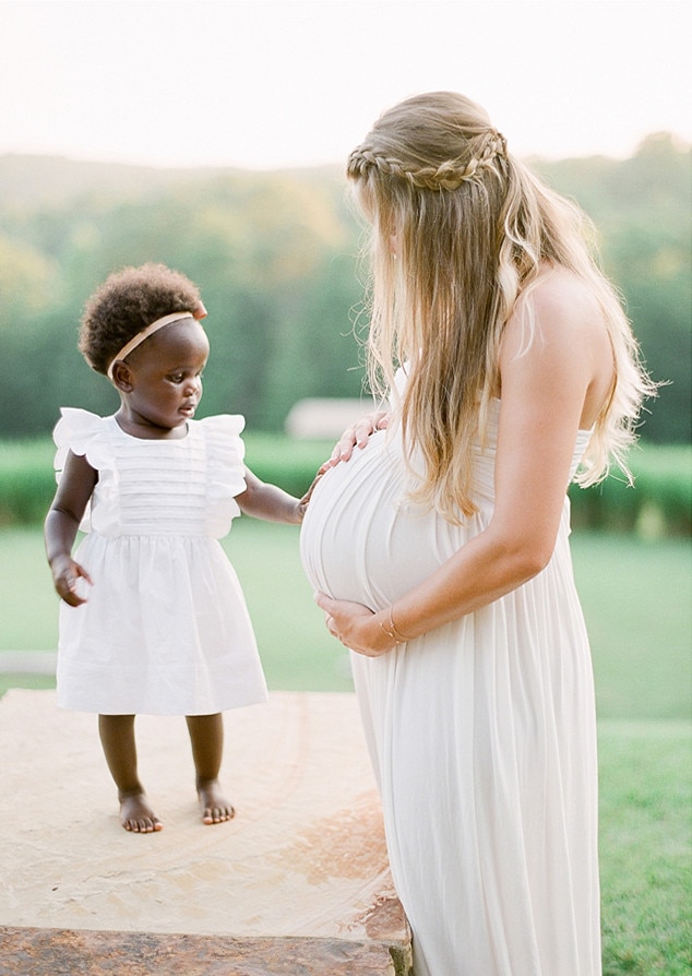 Thomas Rhett Pregnant Wife Lauren Akins And Daughter Willa Appear In 