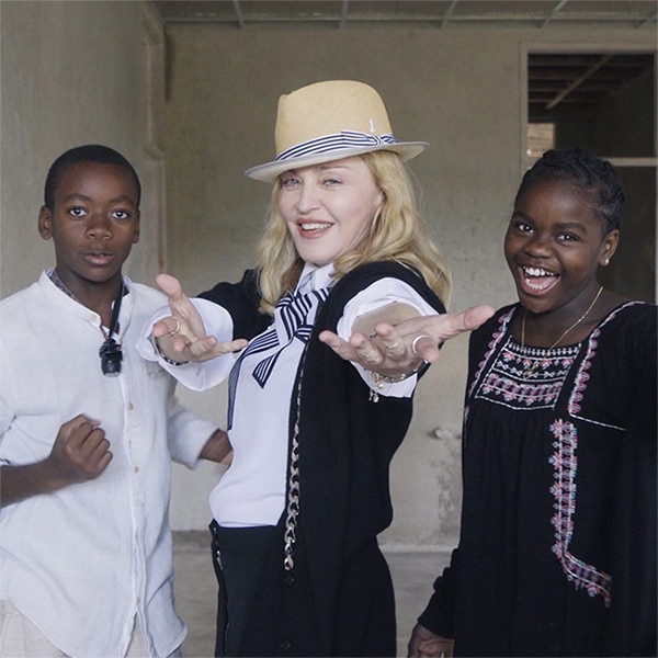 Madonna inaugura hospital infantil no Malawi ao lado dos filhos