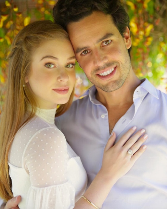 Anos Barbosa. Foto do site da E! Online que mostra Marina Ruy Barbosa se declara ao comemorar 2 anos junto com Xandinho Negrão Anos Barbosa. Foto do site da E! Online que mostra Marina Ruy Barbosa se declara ao comemorar 2 anos junto com Xandinho Negrão