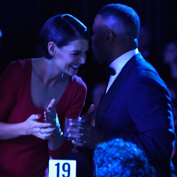 ¡Katie Holmes y Jamie Foxx debutaron como pareja en una fiesta pre Grammys! E! Online ¡Katie Holmes y Jamie Foxx debutaron como pareja en una fiesta pre Grammys! E! Online