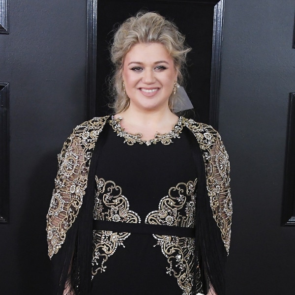 Kelly Clarkson tieta Khalid no tapete vermelho do Grammy Awards 2018