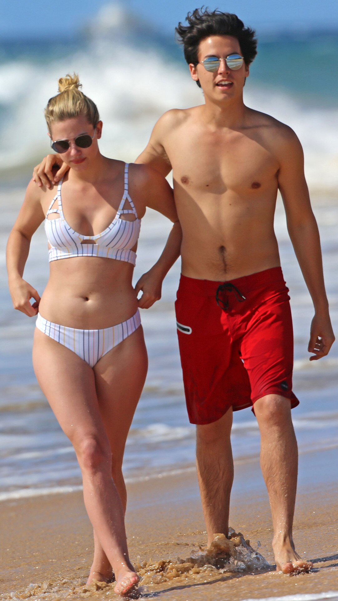 Lili Reinhart, Cole Sprouse, Hawaii Lili Reinhart, Cole Sprouse, Hawaii