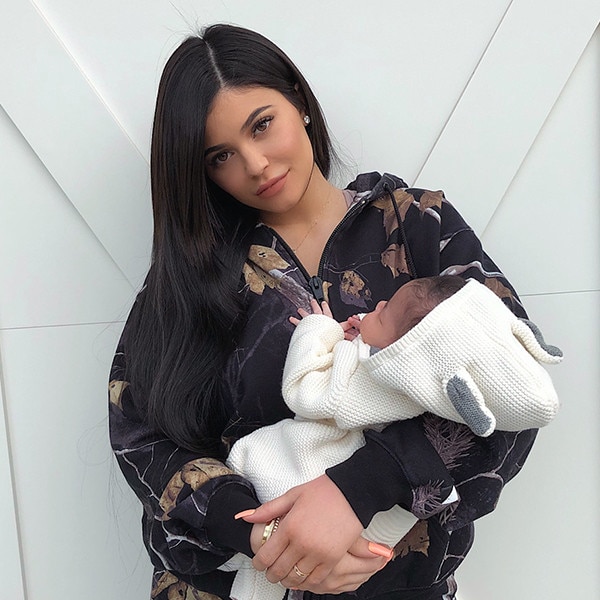 Kylie Jenner Posa Com A Filha Stormi Webster No Colo Em Novas Fotos E Online Brasil 