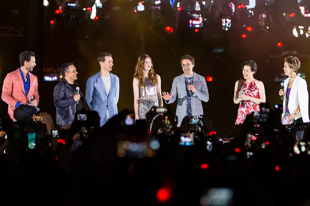 Bobby Tonelli, Joe Russo, Benedict Cumberbatch, Karen Gillan, Robert Downey Jr., Trinh Tran & Nikki Muller (Singapore) Bobby Tonelli, Joe Russo, Benedict Cumberbatch, Karen Gillan, Robert Downey Jr., Trinh Tran & Nikki Muller (Singapore)