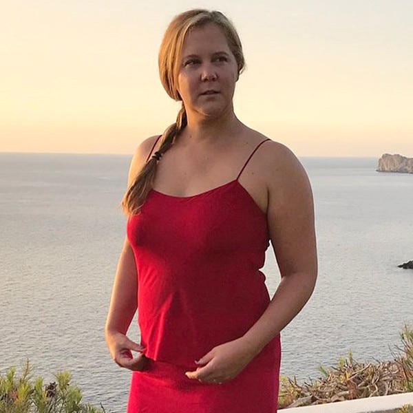 Amy Schumer Clarifies Those Pregnancy Rumors With a Cocktail in Hand