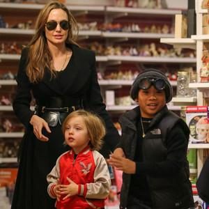 Angelina Jolie, Pax