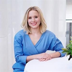 Kristen Bell Performs for Families at Hurricane Irma Shelter