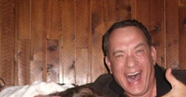 Awesome Tom Hanks Photo Fan Pretends To Be Drunk With Oscar Winner E News