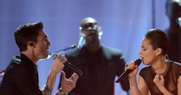 Maroon 5 S 2013 Grammy Performance Adam Levine Duets With Alicia Keys On Girl On Fire E News