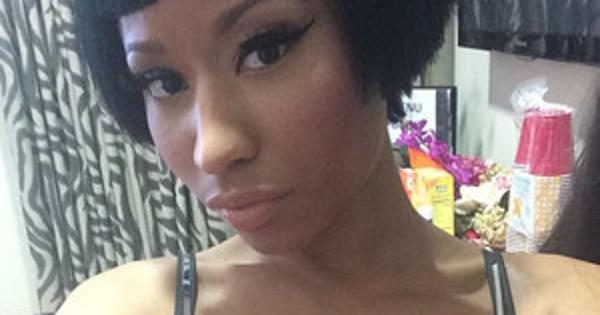 Nicki Minaj Flaunts Boobs In Sexy Selfies Suffers Slight Nip Slip See The Pics E News