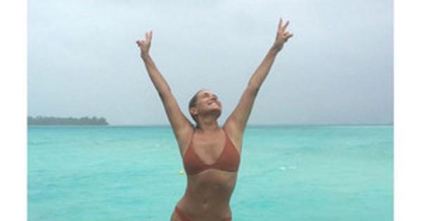 Yolanda Hadid Flaunts Amazing Bikini Body And Shows Us Where Gigi And