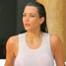 Kim Kardashian montre ses tétons sous un haut blanc mouillé, et regardez ses formes voluptueuses en bikini !