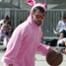 Pourquoi Josh Duhamel porte-t-il un costume de lapin ? Découvrez-le et regardez toutes les photos !