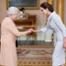 Angelina Jolie distinguée à Buckingham Palace par la Reine Elizabeth II