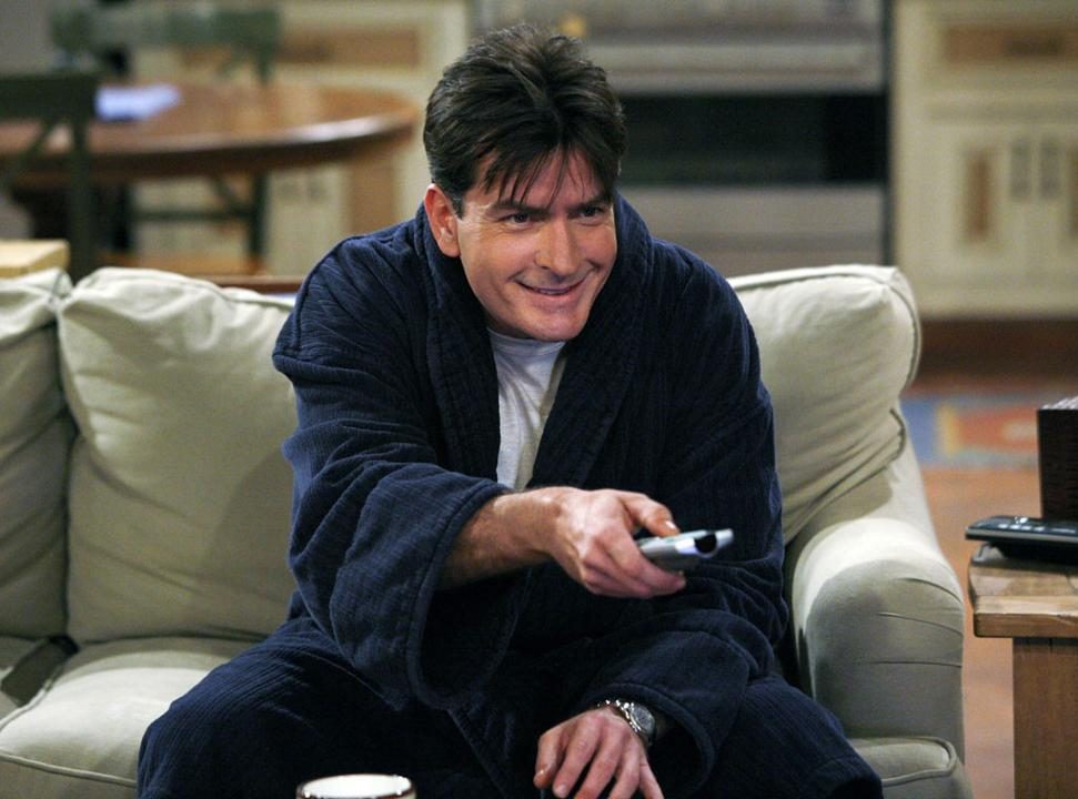 Charlie Sheen como Charlie Harper em Two and a Half Man Charlie Sheen como Charlie Harper em Two and a Half Man