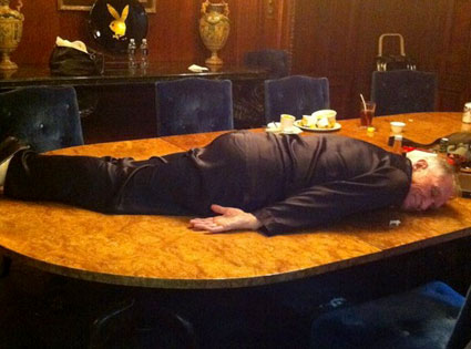 Hugh Hefner Dueño De Play Boy: No Esta Muerte, Esta Haciendo Un Planking (Foto)