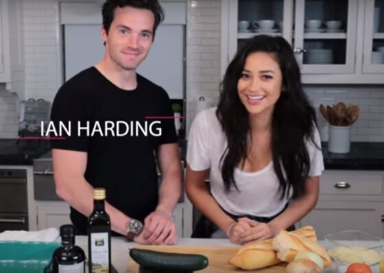 Shay Mitchell cozinha com Ian Harding em vídeo | E! Online Brasil