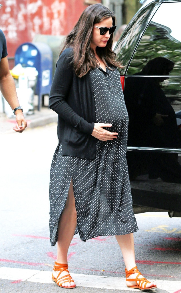 Pregnant Liv Tyler Pokes Fun at Her Pointy and Giant Baby Bump | E! News