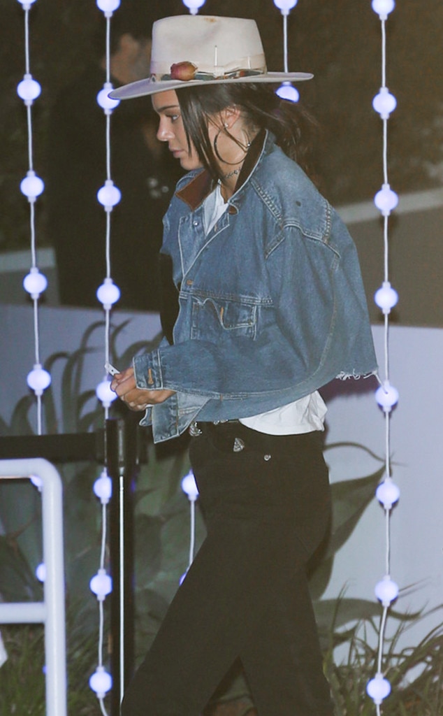 Kendall Jenner tampak menghadiri konser The Kings of Leon di Los Angeles | Foto: EVGA / AKM-GSI