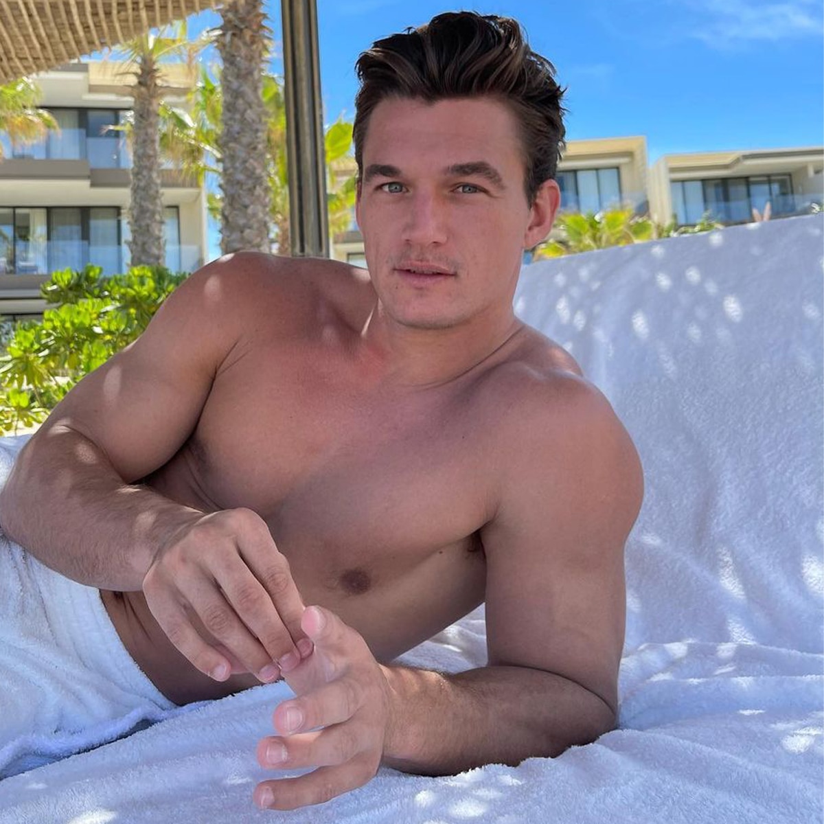 Tyler Cameron, Bombshells, shirtless