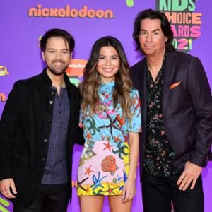 Miranda Cosgrove Reveals Which iCarly Guest Star She’s Still Blushing Over